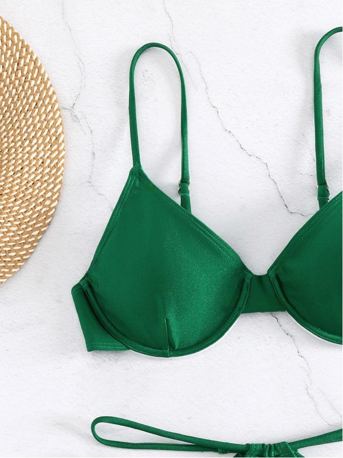 Costum de baie verde doua piese cu decupaje si accesorii aurii Costum de baie verde doua piese cu decupaje si accesorii aurii
