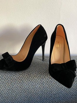 Pantofi stiletto negri cu toc si fundita