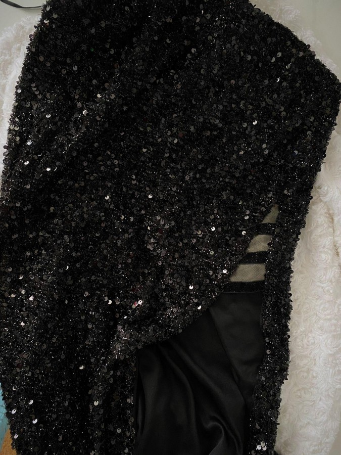 Rochie lunga de seara pe un umar cu paiete si crapatura adanca Rochie lunga de seara pe un umar cu paiete si crapatura adanca