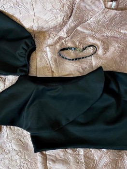 Top crop cu o maneca si volanas Avenir Fashion