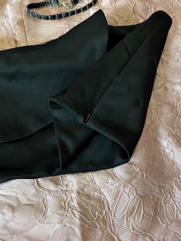 Top crop cu o maneca si volanas Avenir Fashion