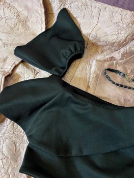 Top crop cu o maneca si volanas Avenir Fashion