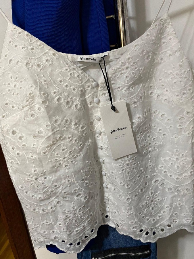 Top bumbac perforat cu bretele Stradivarius