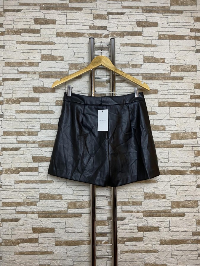 Pantaloni scurti imitatie piele cu talie inalta Stradivarius