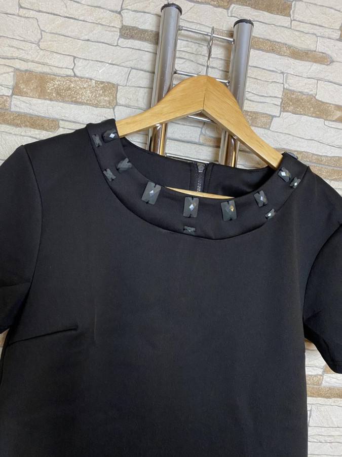 Top/bluza cu pietre cusute pe guler si fermoar spate