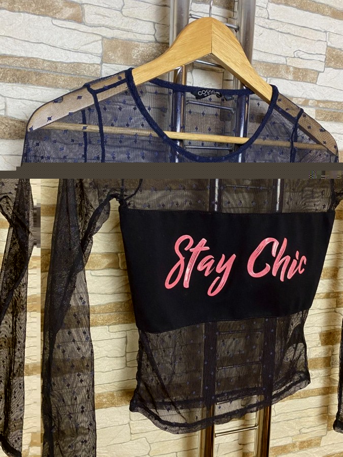 Bluza crop tulle cu mesaj "Stay Chic"