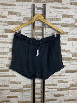 Pantaloni scurti (curea impletita inclusa) Stradivarius